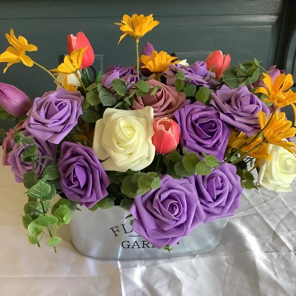 Spring/easter/wedding floral arrangement or centerpiece - Picture 1 of 3